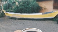 Meskipun bukan pecinta kopi, namun Dea mengaku senang bisa melihat cara tradisional meroasting biji kopi. Pas dicicip ternyata kopi Indonesia rasanya enak! Foto: Instagram @deaannisa