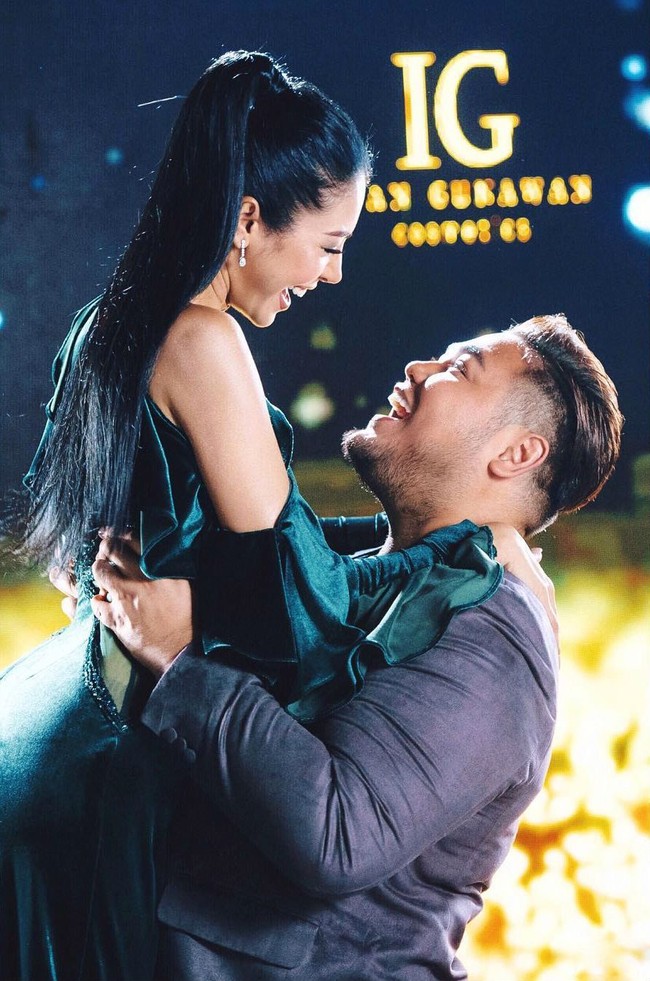 Wanita berusia 24 tahun ini diketahui berprofesi sebagai model. Tapi ia juga hobi melukis dan main gitar. Foto: Instagram/@faye_malisorn