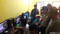 Kapolresta Cirebon AKBP Roland Ronaldy menyebutkan dari lima orang pelaku yang berhasil diringkus, tiga orang di antaranya berasal dari Jakarta. Bahkan, dari hasil pemeriksaan terhadap pelaku, dikatakan Roland, bandar judi online yang bermarkas di Cirebon ini berasal dari Jakarta. (Foto: Sudirman Wamad/detikcom).