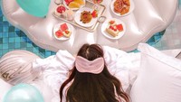 Ini nih bukti kemewahan Jamie yang lain. Ia menikmati sarapan aneka cake dan pastry di atas floaties. Unik banget ya? Foto: Instagram ec24m