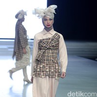 Koleksi terbaru ETU by Restu Anggraini ini dengan mengangkat tema Poetic Breeze di Indonesia Fashion Week 2018, Jakarta Convention Center. Sabtu [31/3/2018]. [Foto: mohammad Abduh/Wolipop]
