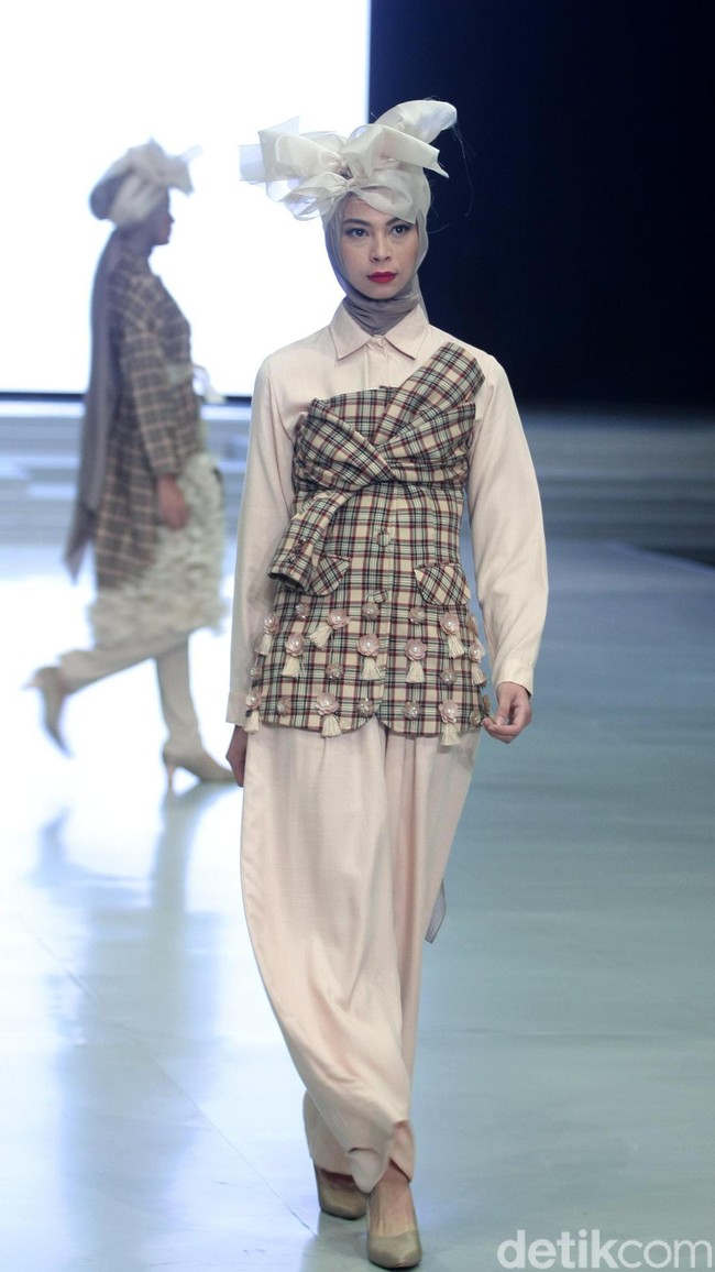 Koleksi terbaru ETU by Restu Anggraini ini dengan mengangkat tema Poetic Breeze di Indonesia Fashion Week 2018, Jakarta Convention Center. Sabtu [31/3/2018]. [Foto: mohammad Abduh/Wolipop]