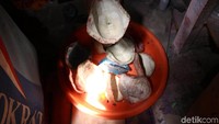 Cetakan untuk membuat kepala ondel-ondel.