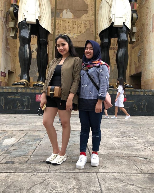 Liburan ke Universal Studio Singapura, Nagita Slavina tampil casual dan kekinian dengan belt bag. Belt bag atau tas pinggang yang dipakainya merupakan keluaran dari brand Prada seharga 1.400 Euro atau sekitar Rp 23,6 juta. Foto: Instagram