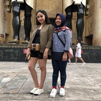 Liburan ke Universal Studio Singapura, Nagita Slavina tampil casual dan kekinian dengan belt bag. Belt bag atau tas pinggang yang dipakainya merupakan keluaran dari brand Prada seharga 1.400 Euro atau sekitar Rp 23,6 juta. Foto: Instagram