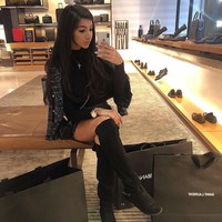 Chloe Khan bukan lahir di keluarga kaya. Dia memiliki hidup keras untuk bertahan hidup. Di usianya yang masih 13 tahun, Chloe pernah menjual narkoba hingga akhirnya ditangkap. Foto: Instagram