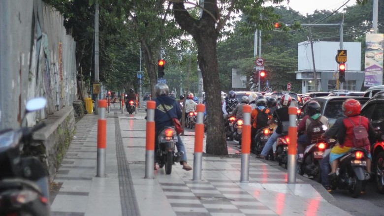 Pak Polisi, Banyak R2 Naik ke Trotoar Nih! Pak Polisi, Banyak R2 Naik ke Trotoar Nih!