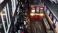 Saat jam pulang kantor, penumpang penuh di kereta dan di peron.