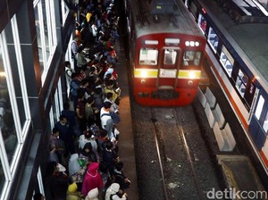 Solusi Menhub Tak Ampuh Obati Desak-desakan Horor Stasiun Duri