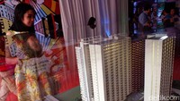 Apartemen Taman Melati Margonda 2 dibangun di atas lahan seluas 3.705 m2 dan sejak diluncurkan hingga kini telah terjual 80%. Seorang mahasiswa dan calon konsumen mengamati maket hunian tersebut.