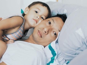 10 Potret Ini Bukti Ringgo Agus Rahman adalah Ayah yang Kocak