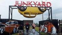 Pengunjung memasuki Jungyard Auto Park.