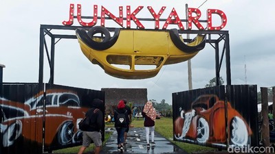 Deretan Mobil Klasik dan Antik di Junkyard Auto Park Borobudur