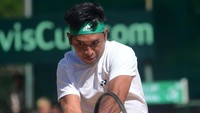 Christopher Rungkat bertanding melawan petenis Sri Lanka, Harshana Godamanna pada partai keempat di lapangan tanah liat Asosiasi Tenis Sri Lanka, Kolombo, Minggu (8/4).