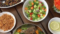 Sepanci sop iga ini disiapkan nindienseba di rumahnya. Sop iga dan temen2nya, tulus nindienaseba. Ada acar, sambal kecap, bawang goreng dan kerupuk yang makin bikin ngiler. Foto: Instagram nindienaseba