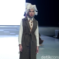 Koleksi terbaru ETU by Restu Anggraini ini dengan mengangkat tema Poetic Breeze di Indonesia Fashion Week 2018, Jakarta Convention Center. Sabtu [31/3/2018]. [Foto: mohammad Abduh/Wolipop]