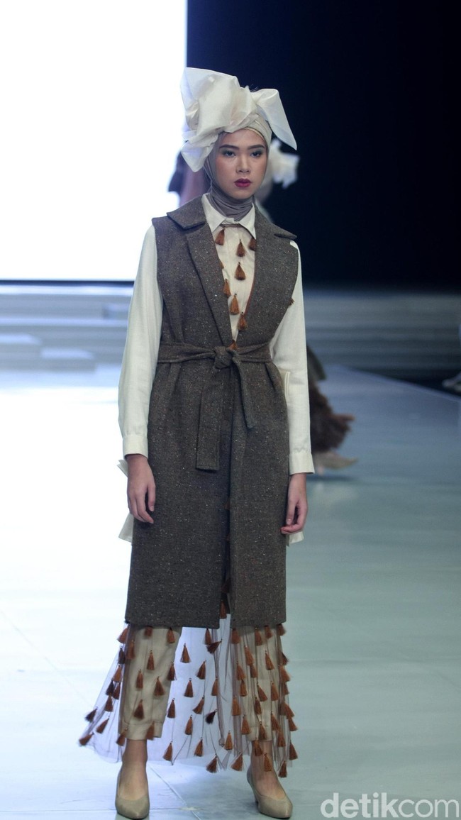 Koleksi terbaru ETU by Restu Anggraini ini dengan mengangkat tema Poetic Breeze di Indonesia Fashion Week 2018, Jakarta Convention Center. Sabtu [31/3/2018]. [Foto: mohammad Abduh/Wolipop]