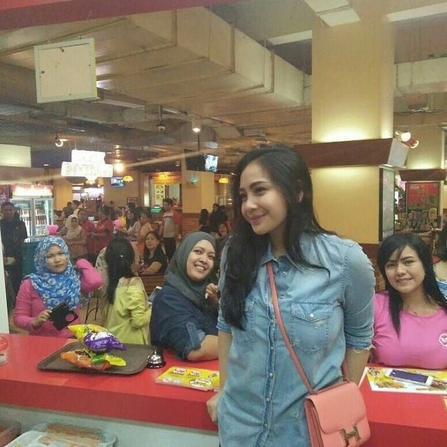 Tas Hermes Mini Costance menjadi pilihan Nagita Slavina saat hadir di sebuah pusat perbelanjaan untuk mempromosikan snack keripik yang dirilisnya. Tas Hermes yang dipakainya ini harganya mencapai US$ 15.500 atau sekitar Rp 213 juta. Foto: Instagram