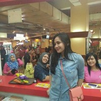 Tas Hermes Mini Costance menjadi pilihan Nagita Slavina saat hadir di sebuah pusat perbelanjaan untuk mempromosikan snack keripik yang dirilisnya. Tas Hermes yang dipakainya ini harganya mencapai US$ 15.500 atau sekitar Rp 213 juta. Foto: Instagram