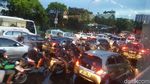 Penampakan TransJakarta Terguling di Depan UKI