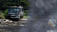 Bus-bus ini rusak karena usia atau karena sebab lain.