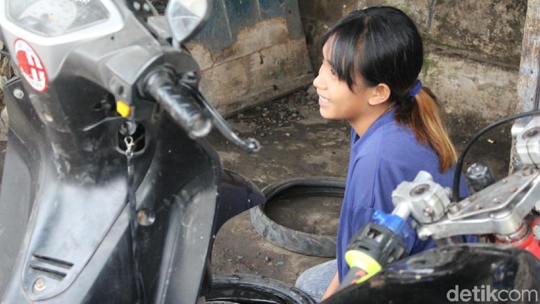 Lulus IPK 3,8, Irma: Pulang ke Rumah Masih Tambal Ban Lulus IPK 3,8, Irma: Pulang ke Rumah Masih Tambal Ban