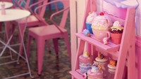 Lihat saja, sentuhan warna pink memang mendominasi kafe ini. Bahkan di beberapa spot terlihat ada hiasan stoples berbentuk cake yang unik. Foto: candyforniastudio