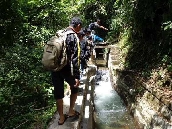 Jalan pertama yang kita lewati adalah jalan saluran air. Jalur ini cukup menyenangkan, karena kita bisa menikmati aliran air sungai. Selain itu kita juga bisa menikmati pemandangan hijaunya hutan (Tri VidyaTomo/dTraveler) Jalan pertama yang kita lewati adalah jalan saluran air. Jalur ini cukup menyenangkan, karena kita bisa menikmati aliran air sungai. Selain itu kita juga bisa menikmati pemandangan hijaunya hutan (Tri VidyaTomo/dTraveler)