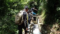 Jalan pertama yang kita lewati adalah jalan saluran air. Jalur ini cukup menyenangkan, karena kita bisa menikmati aliran air sungai. Selain itu kita juga bisa menikmati pemandangan hijaunya hutan (Tri VidyaTomo/dTraveler)