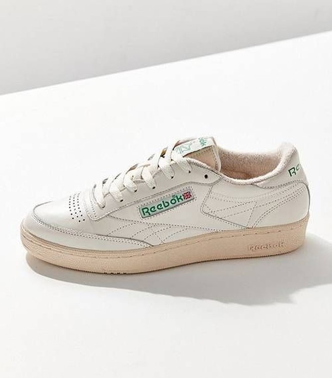 Wanita Pisces suka dengan hal klasik dan cantik seperti dress musim semi yang flowy. Sebagai paduannya, sneakers bergaya retro akan cocok dipadukan bersama.