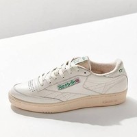 Wanita Pisces suka dengan hal klasik dan cantik seperti dress musim semi yang flowy. Sebagai paduannya, sneakers bergaya retro akan cocok dipadukan bersama.