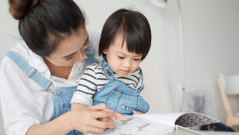 Bunda, Pahami Yuk 3 Manfaat Membaca Cerita untuk Anak/ Foto: Thinkstock Bunda, Pahami Yuk 3 Manfaat Membaca Cerita untuk Anak/ Foto: Thinkstock