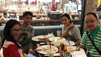 Anak yang baik! Selalu ada waktu untuk makan malam bareng keluarga. Kayaknya keluarga ini penyuka steak. Beef steak yang ada di meja terlihat sudah habis dimakan mereka. Lagi-lagi Devano paling tampan, ya. Foto: Instagram @indhrdv Foto: Istimewa