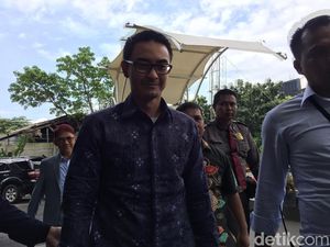 Penuhi Panggilan KPK, Zumi Zola Umbar Senyum