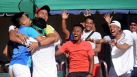 Para petenis Indonesia merayakan kemenangan.