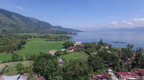 Pemandangan Danau Toba dan sekitarnya. Arus Danau Toba cenderung tenang (Okta Marfianto/detikTravel)