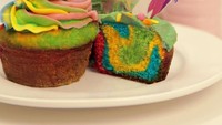 Katanya, kue-kue yang dijual di kafe ini semuanya fresh dan dibuat setiap hari. Tak hanya salad dan smoothies, ada juga cupcakes unicorn dengan topping cream unik. Foto: candyforniastudio