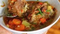 Ngelihat sop iga ini kok ngiler ya? Kulinerkotajakarta mencicipnya di Sop Sapi Gosyen di kawasan Tanjung Duren. Kayaknya pedas nih! Foto: Instagram kulinerkotajakarta