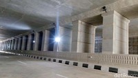 Ditengah underpass terdapat tiang-tiang beton penyangga yang cukup besar.