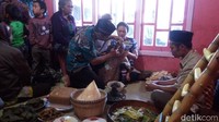 Anak pertamanya, Rizky Oktavian yang berusia 4,5 tahun rambutnya gimbal. Sebelum dimulai pemotongan terlebih dahulu diadakan doa bersama yang dipimpin oleh sesepuh desa, Sujarwo (53) (Eko Susanto/detikTravel)