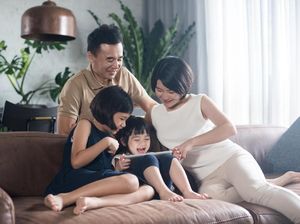 Bahaya Mengintai di Balik Posting Foto Anak di Media Sosial