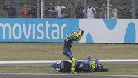 Marquez menyenggol Rossi di sebuah tikungan, yang akhirnya membuat Rossi melebar dan jatuh. Foto: Mirco Lazzari gp/Getty Images