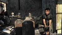 Warga sisa-sisa kebakaran.