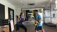 Boxing juga bukan masalah lho buat Liza Natalia. (Foto: Instagram/lizanataliaofficial)