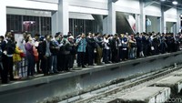 Meski telah ada penambahan 2 rangkaian kereta, guna mengurangi tumpukan. Namun penumpukan penumpang masih terjadi.