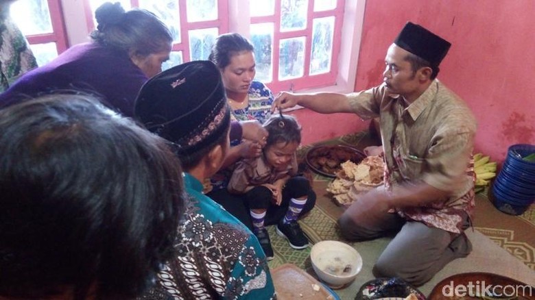 Bukan di Dieng Ini Tradisi  Potong  Rambut  Gimbal  di Merbabu