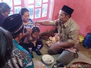 Foto: Tradisi Potong Rambut Gimbal yang Bukan di Dieng