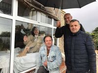 Juana bersama keluarganya, sedih tak bisa memeluk mereka