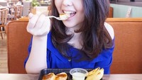 Kalau dulu gemuk dan menggemaskan. Sekarang pelantun lago Bolo-bolo ini jadi langsing dan cantik. Tina Toon mendapatkan tubuhnya karena melakukan diet ketat dan makanan makanan sehat. Foto: Instagram