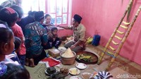 Upacara pemotongan rambut gimbal atau potong gombak dimulai pagi hari di rumah warga bernama Jumari (30) dan Nur Aliyah (25). Keluarga yang tinggal di Dusun Thekelan RT 03/RW 17, Desa Batur, Kecamatan Getasan, Kabupaten Semarang (Eko Susanto/detikTravel)